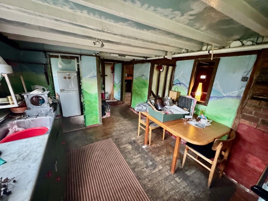 Lot: 31 - DETACHED PERIOD COTTAGE AND ORCHARD LAND - Kitchen